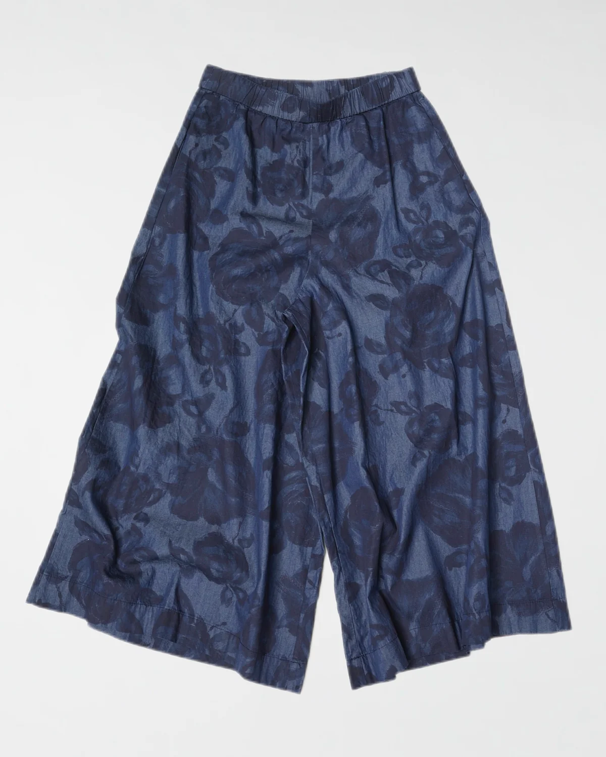 Calça jeans com estampa de rosas
